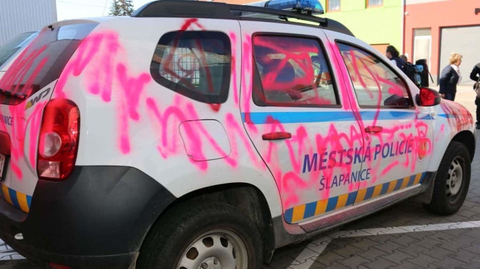 Hodně nelichotivě se dva oplici podepsali na auto strážníků.